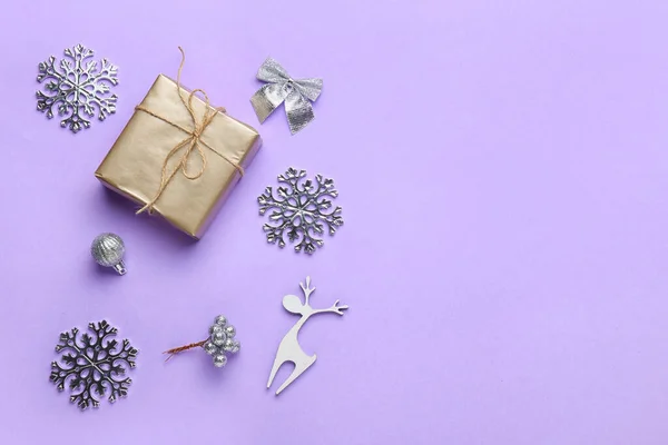 ライラックの背景にクリスマスの装飾とプレゼント — ストック写真