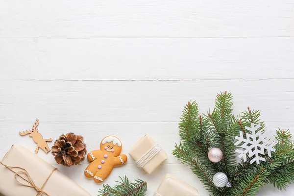 Χριστουγεννιάτικα Έλατα Κλαδιά Διακόσμηση Δώρα Και Μπισκότα Λευκό Ξύλινο Φόντο — Φωτογραφία Αρχείου