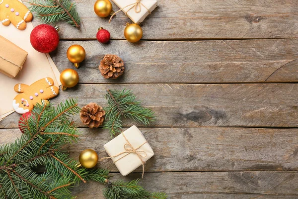 Χριστουγεννιάτικες Μπάλες Κλαδιά Ελάτης Μπισκότα Και Δώρα Ξύλινο Φόντο — Φωτογραφία Αρχείου