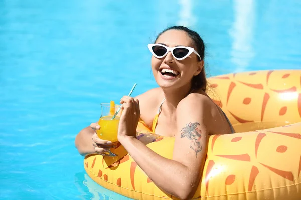Young Woman Cocktail Swimming Pool — Stock Photo, Image