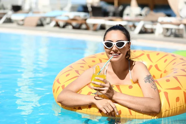 Young Woman Drinking Cocktail Swimming Pool — Stock Photo, Image