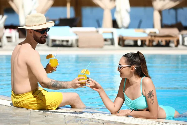 Young Couple Cocktails Swimming Pool — Stock Photo, Image
