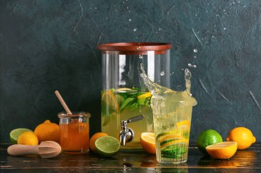 Bardak ve bir kavanoz taze limonata.