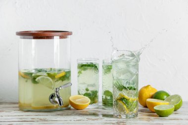 Kavanoz ve masaya serpiştirilmiş lezzetli limonata.