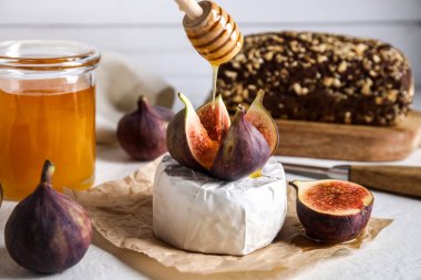 Dipper 'dan incir dilimli masaya bal dök, yakın plan.