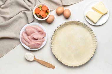 Beyaz arkaplandaki lezzetli turta içeriği