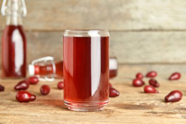 Masada bir bardak taze kızılcık içeceği.