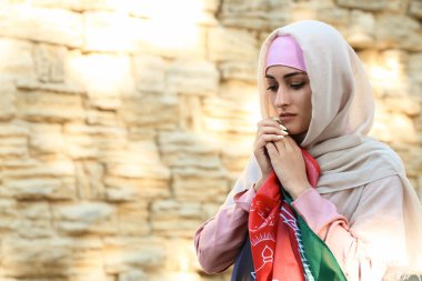 Afganistan bayrağı taşıyan Müslüman kadın şehir sokaklarında