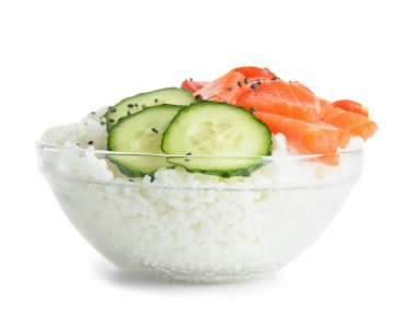 Beyaz arka planda lezzetli bir kase.