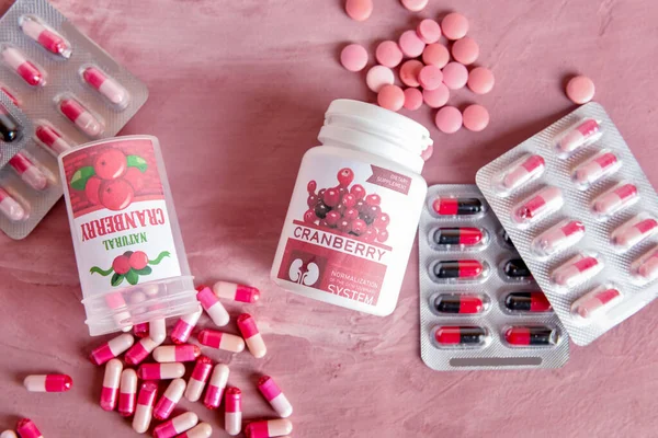 Renkli arkaplanda sağlıklı yabanmersini hapları