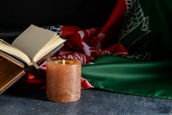 Vela Ardiente Corán Bandera Afganistán Sobre Fondo Oscuro — Foto de Stock