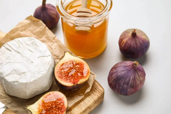 Board Cheese Ripe Figs Jar Honey Light Background Closeup — Stock Photo, Image