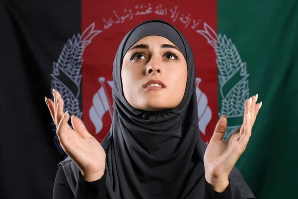 Orando Mulher Muçulmana Contra Bandeira Afeganistão — Fotografia de Stock