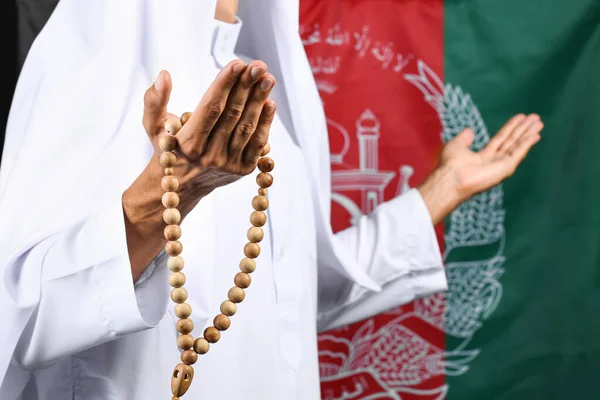 Orando Homem Muçulmano Com Tasbih Contra Bandeira Afeganistão — Fotografia de Stock
