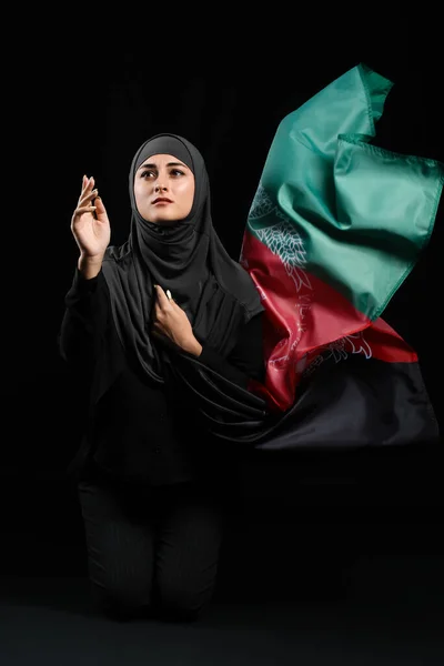 Mulher Muçulmana Com Bandeira Afeganistão Fundo Escuro — Fotografia de Stock