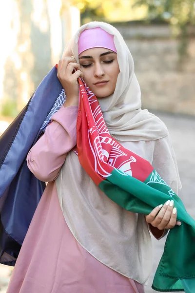 Mulher Muçulmana Com Bandeira Afeganistão Rua Cidade — Fotografia de Stock