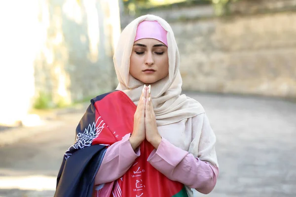 Orando Mulher Muçulmana Com Bandeira Afeganistão Rua Cidade — Fotografia de Stock