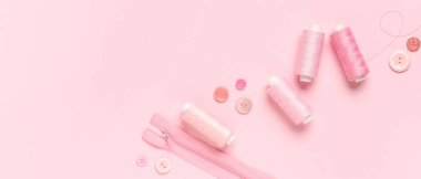 Pembe arkaplandaki malzemeler metin ve üst görünüm için yer açılıyor