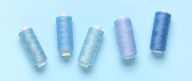 Açık mavi arkaplanda ipliklerin maketleri, üst görünüm