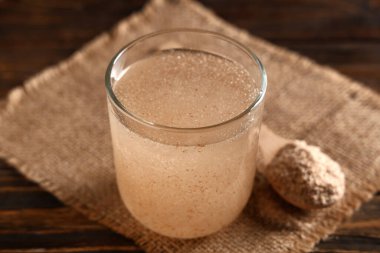 Masada Psyllium kabuğu olan bir bardak su.