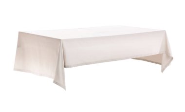 Beyaz arkaplanda şık masa örtüsü olan boş yemek masası