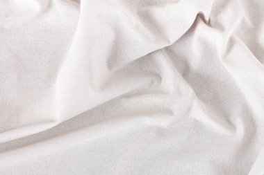 Arkaplan olarak buruşmuş beyaz masa örtüsü, üst görünüm