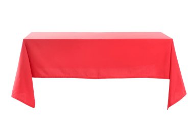 Beyaz arkaplanda şık kırmızı masa örtüsü olan boş yemek masası