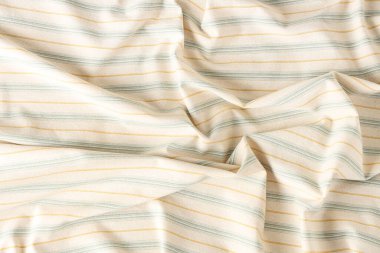 Arkaplan olarak buruşuk beyaz çizgili masa örtüsü, üst görünüm