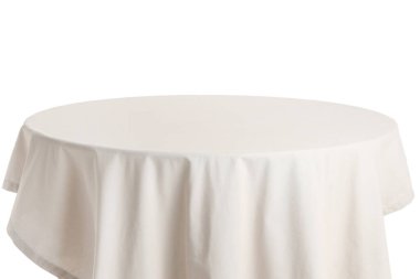 Beyaz arkaplanda şık masa örtüsü olan boş yuvarlak yemek masası