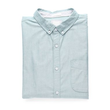 Katlanmış yeşil yakalı gömlek beyaz arkaplanda izole.