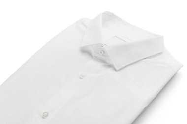 Beyaz arka planda katlanmış yakalı gömlek, yakın plan.