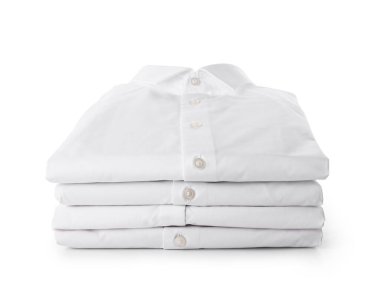 Beyaz arkaplanda izole edilmiş şık yakalı gömlekler yığını