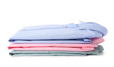 Beyaz arkaplanda izole edilmiş şık yakalı gömlekler yığını