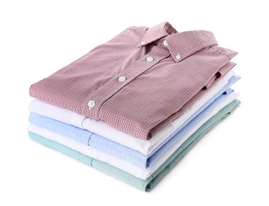 Beyaz arkaplanda izole edilmiş şık yakalı gömlekler yığını