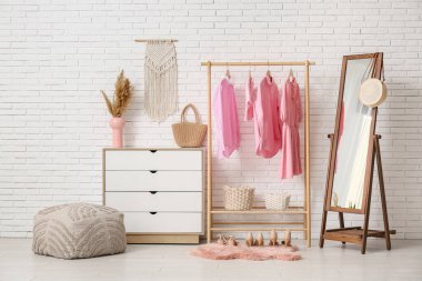 Elbise askısı, ayna ve şifoniyeri olan şık bir salon.