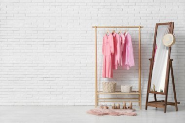 Elbise askısı ve aynası olan şık bir salon.