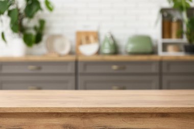 Ahşap masa bulanık mutfak manzarasına karşı, yakın plan.