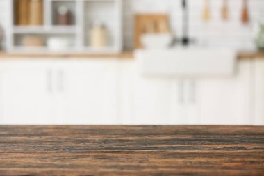 Ahşap masa bulanık mutfak manzarasına karşı, yakın plan.