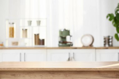 Ahşap masa bulanık mutfak manzarasına karşı, yakın plan.