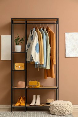 Palto askısı ve tabloları olan şık bir koridor.