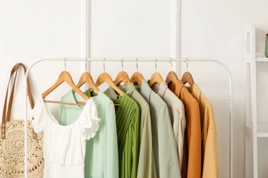 Şık koridorda asılı elbiselerle doldur.