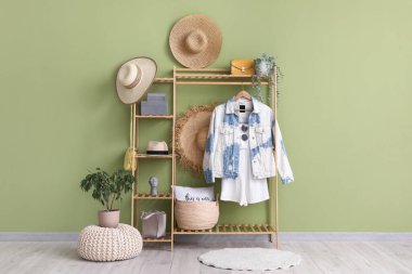 Giysileri, çiçekleri ve dekorları şık koridorlarda asılı.