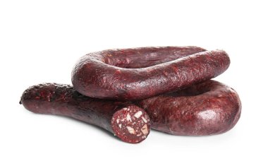 Beyaz arka planda izole edilmiş leziz kan sosisi.