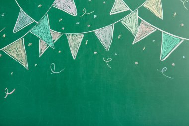 Yeşil karatahtaya çizilmiş kiraz ve konfeti