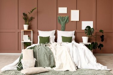 Şık bir yatak odası, rahat bir yatak odası, çiçekleri ve çerçeveleri var.