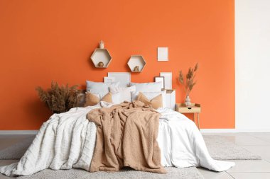 Şık bir yatak odası, rahat bir yatak odası, otlar ve çerçeveler.