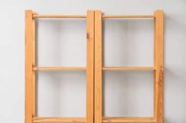 Işık duvarının yanındaki boş ahşap kitaplık