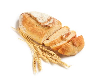 Beyaz arka planda izole edilmiş taze ekmek ve buğday kulakları.