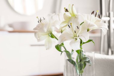 Banyoda güzel çiçekli vazo, yakın plan.