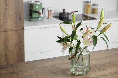 Mutfaktaki masada güzel çiçekli vazo, yakın plan.